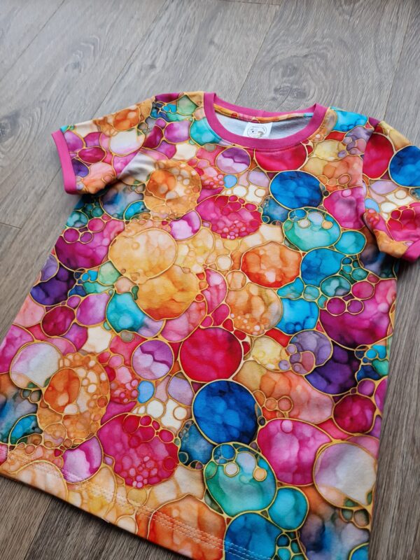 färgglad t-shirt