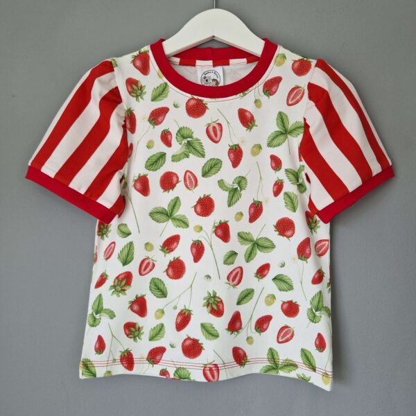 t-shirt med puffärm jordgubb