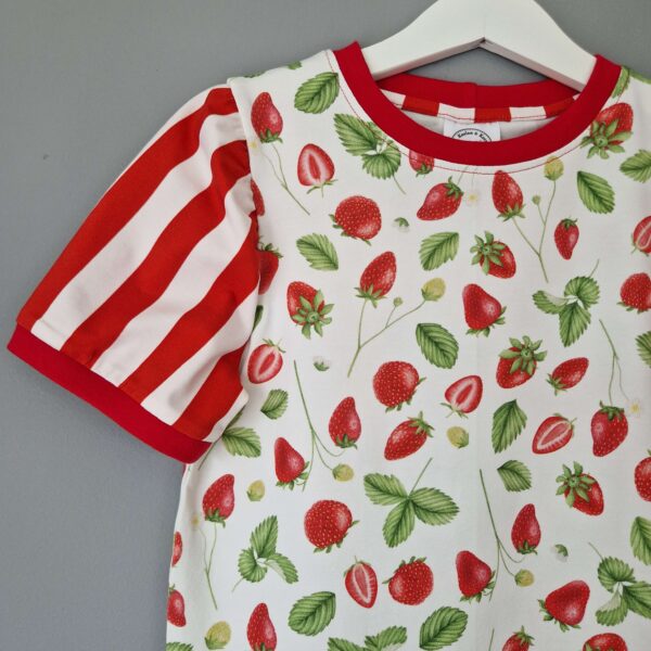 t-shirt med puffärm jordgubbe