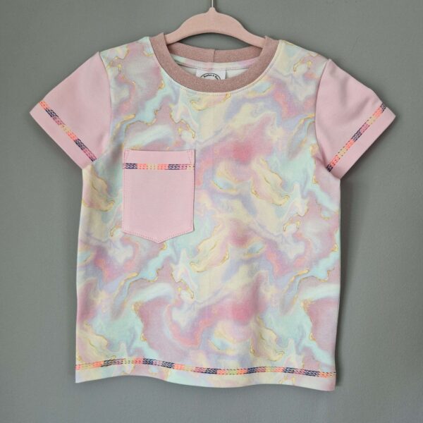 rosa t-shirt med färgglad söm