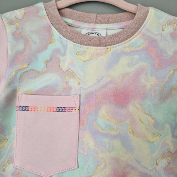 rosa t-shirt med färgglad söm