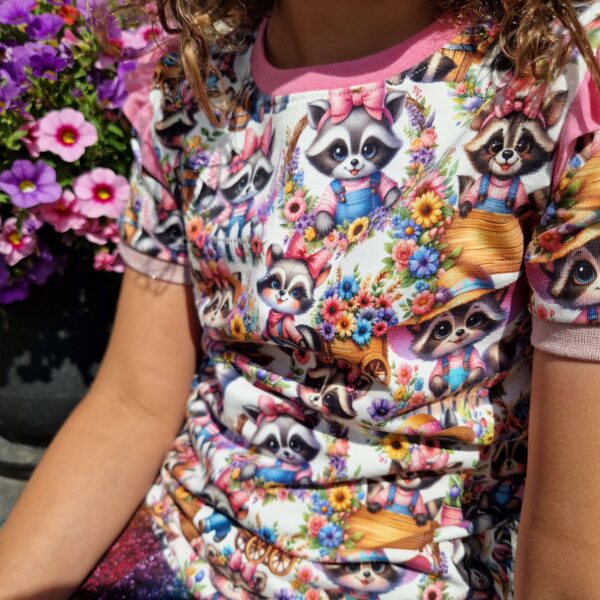 tvättbjörn med blommor