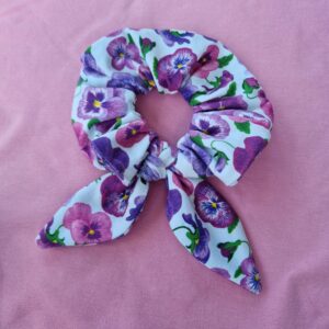 scrunchie med lila blommor