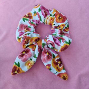 scrunchie med gula blommor